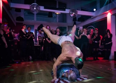 Danse acrobatique discothèque
