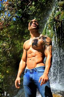 Un stripteaseur avec des muscles naturels